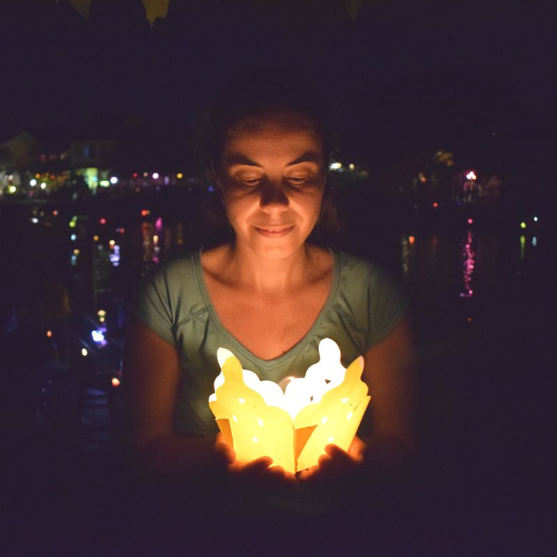 Marta Margullo sujetando un farolillo típico de Vietnam festejando la festividad de la Luna llena.