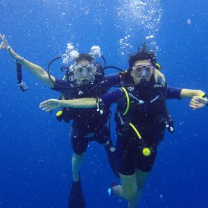 Maldivas_viaje_en_grupo_buceo_aletas_en_la_mochila_00