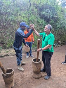 Tanzania_1ed_viaje_en_grupo_aletasenlamochila_cascada_Chagga_3