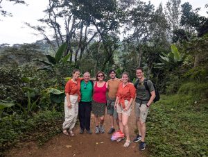 Tanzania_1ed_viaje_en_grupo_aletasenlamochila_cascada_Materuni_1
