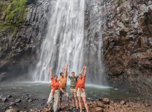 Tanzania_1ed_viaje_en_grupo_aletasenlamochila_cascada_Materuni_4