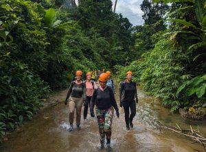 Grupo de cinco viajeras caminando por la jungla de Phong Nha en Vietnam