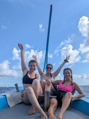 Maldivas_viaje_en_grupo_aletas_en_la_mochila_01