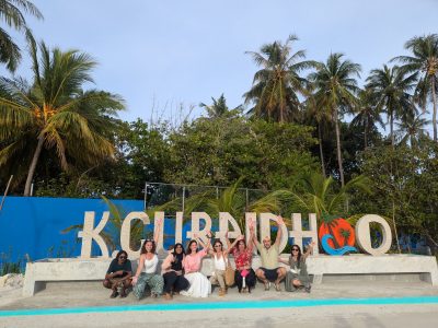 Maldivas_viaje_en_grupo_aletas_en_la_mochila_08