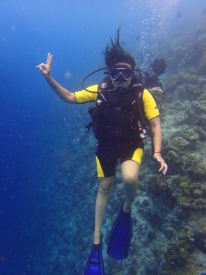 Maldivas_viaje_en_grupo_buceo_aletas_en_la_mochila_03