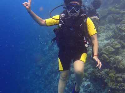 Maldivas_viaje_en_grupo_buceo_aletas_en_la_mochila_03