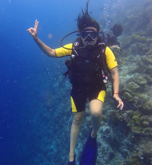 Maldivas_viaje_en_grupo_buceo_aletas_en_la_mochila_03