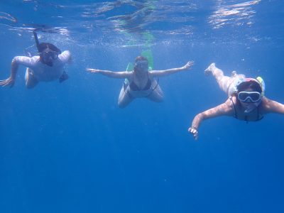 Maldivas_viaje_en_grupo_snorkel_aletas_en_la_mochila_01