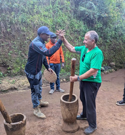 Tanzania_1ed_viaje_en_grupo_aletasenlamochila_cascada_Chagga_3