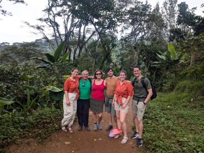 Tanzania_1ed_viaje_en_grupo_aletasenlamochila_cascada_Materuni_1