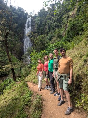 Tanzania_1ed_viaje_en_grupo_aletasenlamochila_cascada_Materuni_2