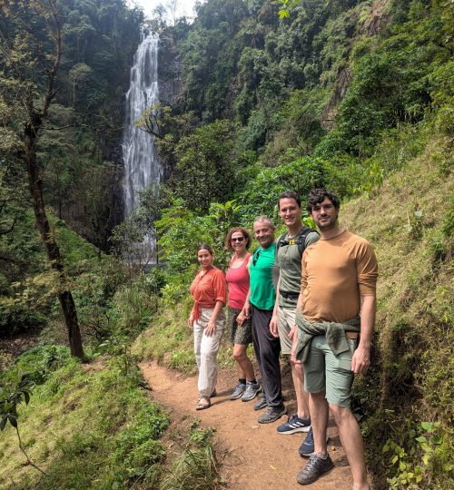 Tanzania_1ed_viaje_en_grupo_aletasenlamochila_cascada_Materuni_2