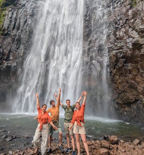 Tanzania_1ed_viaje_en_grupo_aletasenlamochila_cascada_Materuni_4