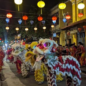 Vietnam_2ed_viaje_grupo_aletasenlamochila_HoiAn_5 Actuación callejera típica vietnamita para celebrar el festival de la luna llena en Hoi An
