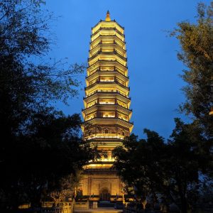 vietnam_pagoda_iluminada Pagoda vietnamita iluminada de noche.