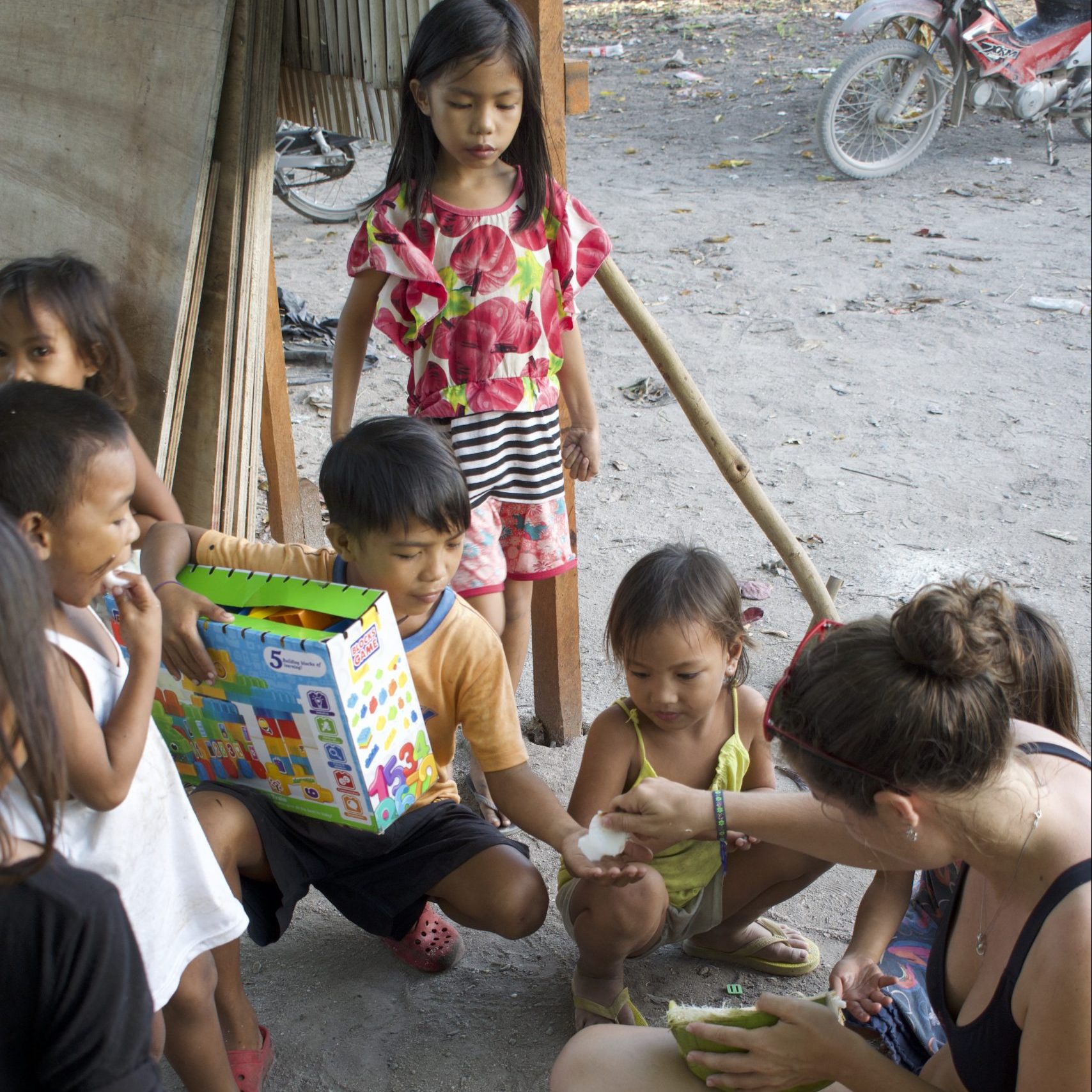 Niños locales - Aletas en la mochila