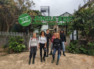 Grupo de viajeros preparados para explorar la jungla de Phong Nha en Vietnam.